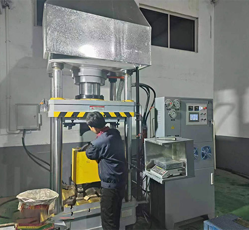 200噸四柱液壓機熱模壓剎車(chē)閘瓦