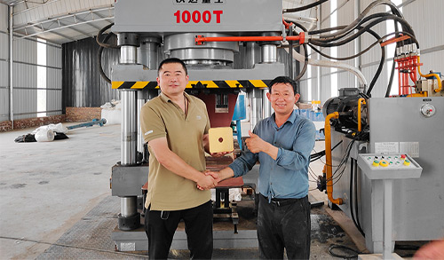 全自動(dòng)鹽磚機-1000噸牛羊舔磚液壓機