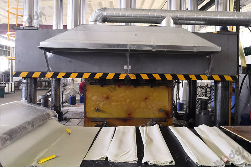 生產(chǎn)2立方玻璃鋼化糞池設備_2000噸四柱液壓機_液壓機廠(chǎng)家