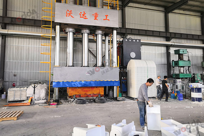 生產(chǎn)2立方玻璃鋼化糞池設備_2000噸四柱液壓機_液壓機廠(chǎng)家