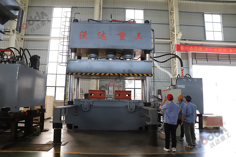 1200噸汽車(chē)配件成型液壓機（帶移動(dòng)工作臺）