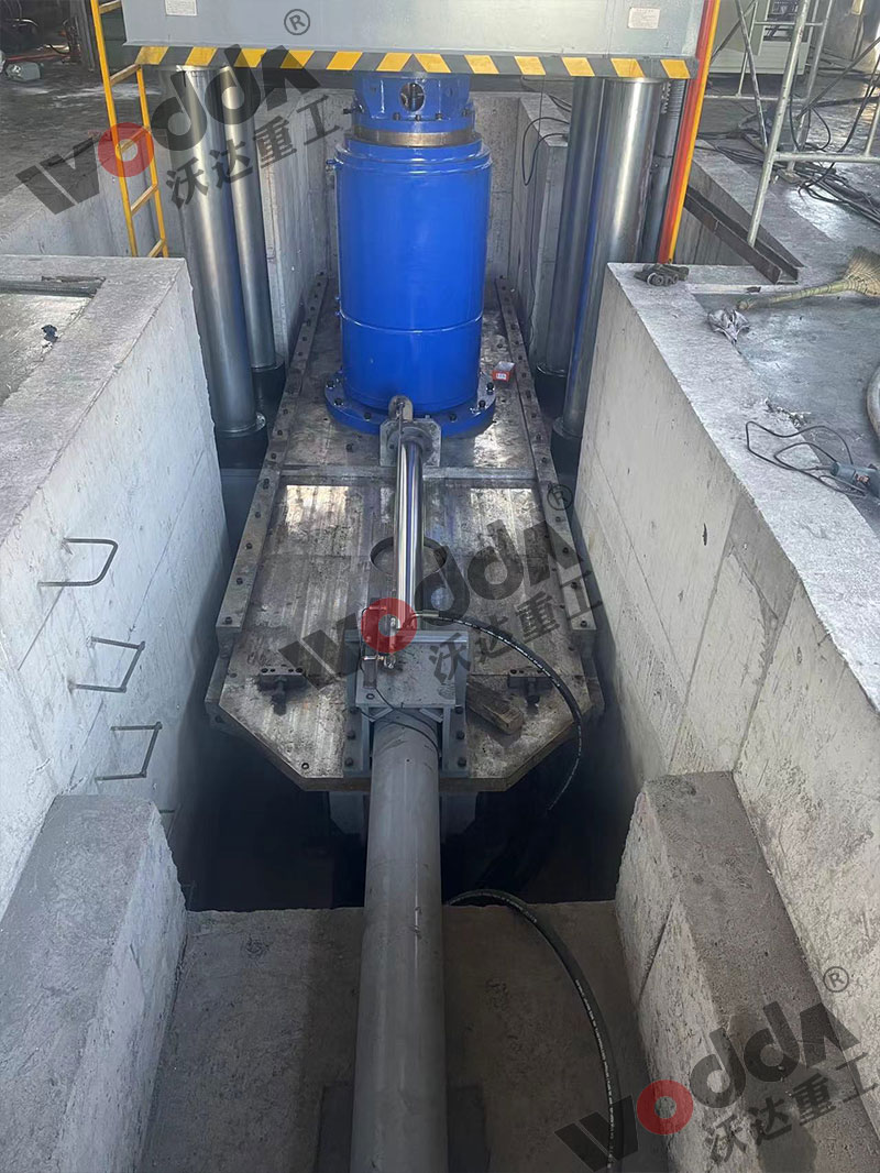 2000噸石墨坩堝液壓機移動(dòng)工作臺