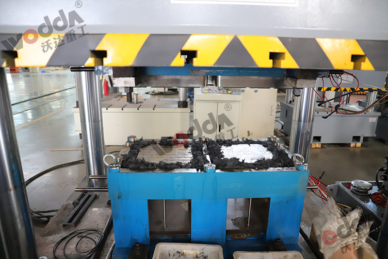 315噸樹(shù)脂井蓋成型液壓機模具