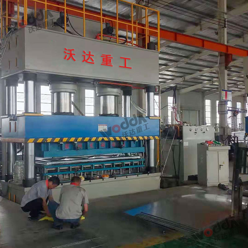 1000噸不銹鋼門(mén)面板壓紋成型液壓機