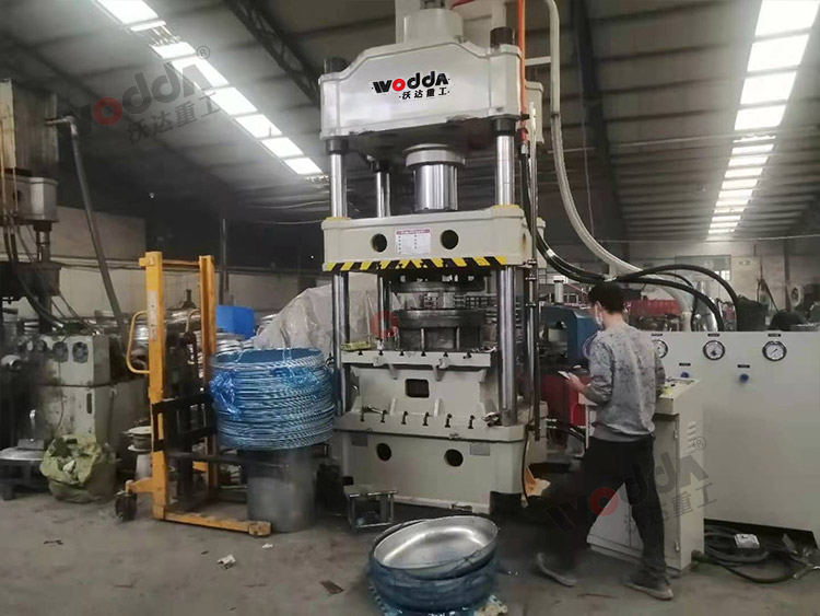 315噸汽車(chē)水箱拉伸液壓機