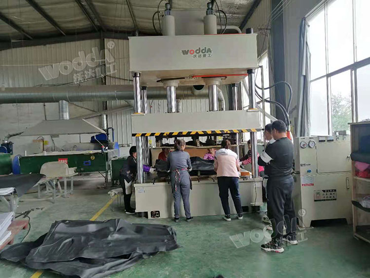 200噸汽車(chē)內飾件熱壓成型液壓機