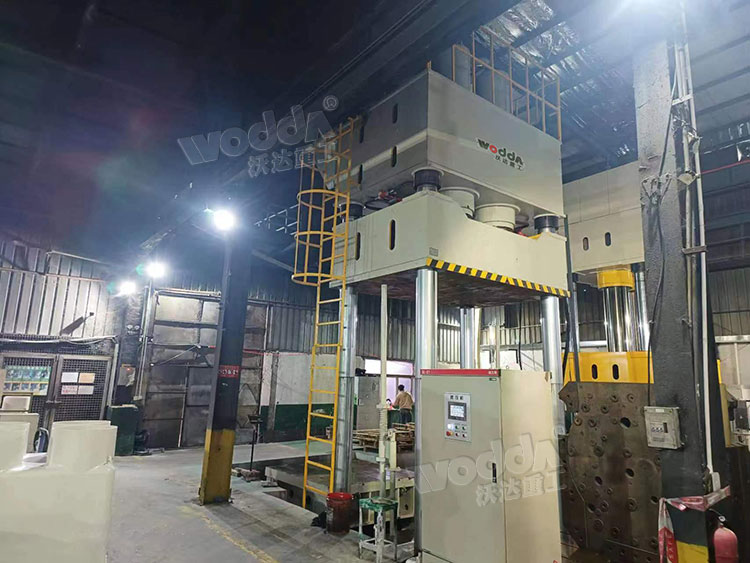 1500噸復合材料模壓機客戶(hù)車(chē)間現場(chǎng)