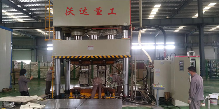 玻璃鋼電纜橋架成型液壓機客戶(hù)加工車(chē)間