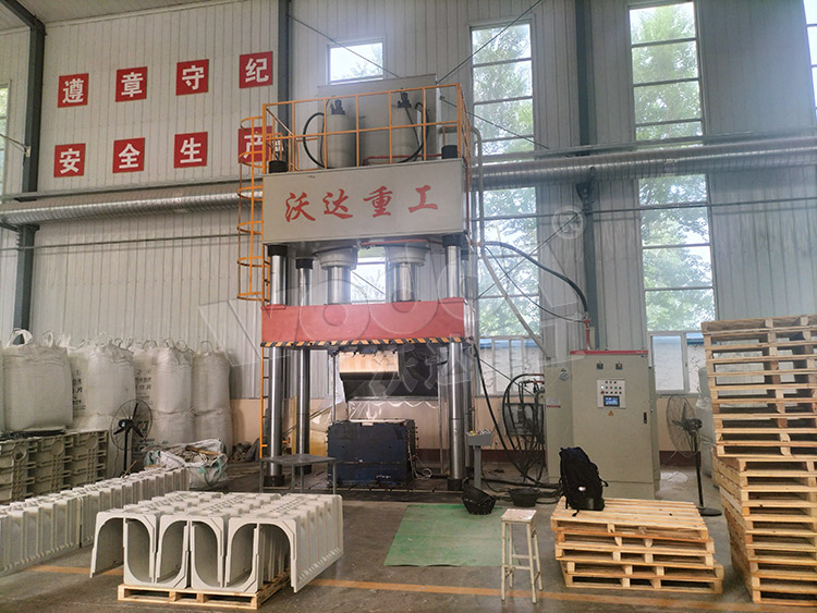 800噸U型排水溝成型液壓機客戶(hù)現場(chǎng)