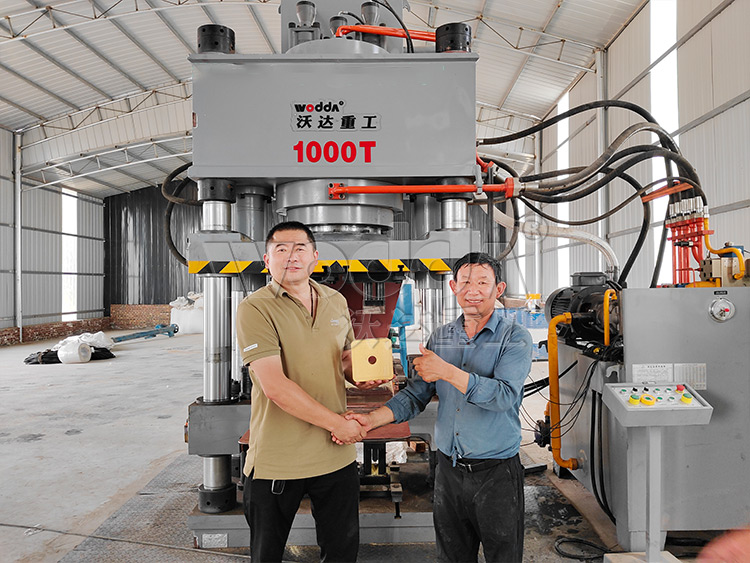全自動(dòng)鹽磚機試機成功