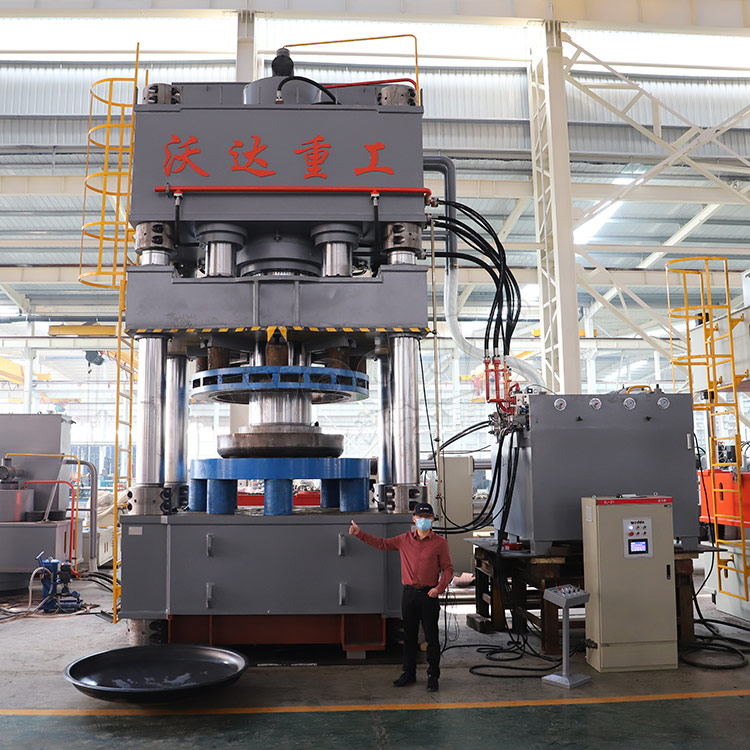 客戶(hù)試機3000噸封頭液壓機