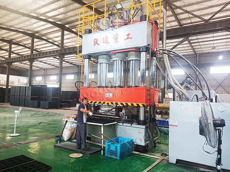 1000噸塑料建筑模板成型液壓機客戶(hù)加工現場(chǎng)