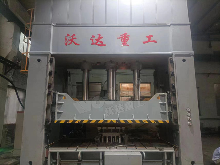 630噸汽車(chē)配件拉伸液壓機客戶(hù)現場(chǎng)
