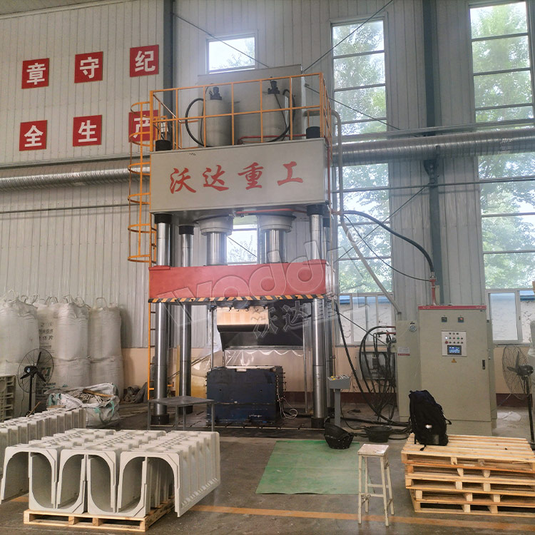 800四柱液壓機（U型排水溝成型液壓機）客戶(hù)現場(chǎng)