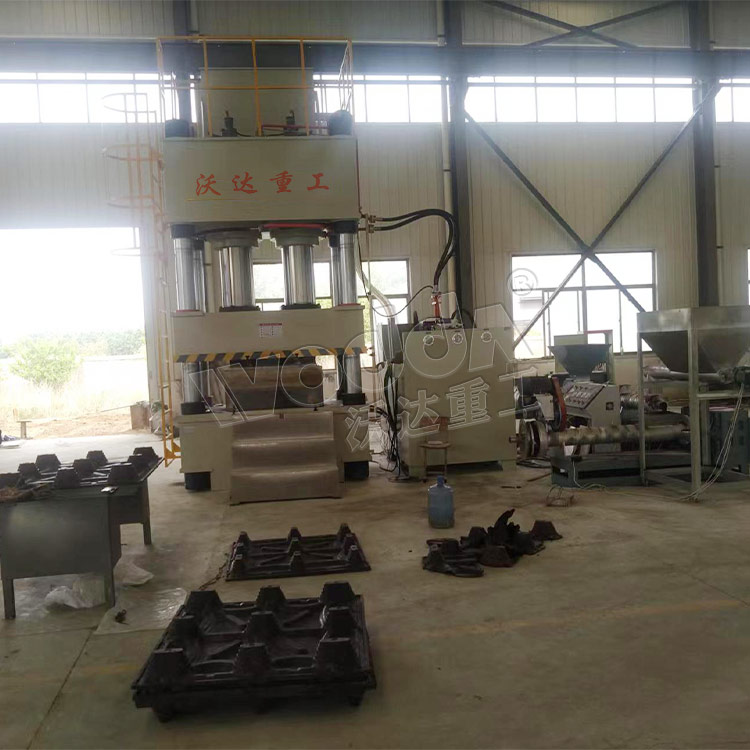 800噸四柱液壓機模壓塑料托盤(pán)客戶(hù)現場(chǎng).jpg