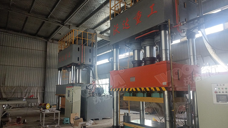 1500噸四柱液壓機模壓SMC汽車(chē)導流罩客戶(hù)現場(chǎng)