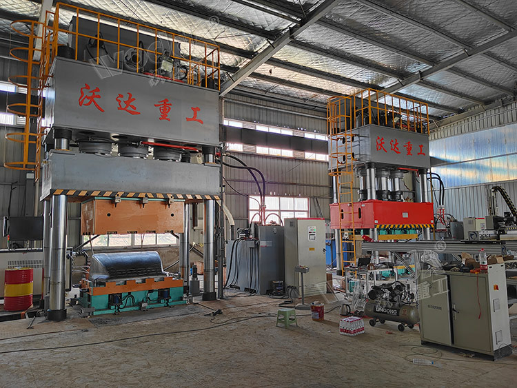 1500噸SMC汽車(chē)導流罩成型液壓機客戶(hù)現場(chǎng)