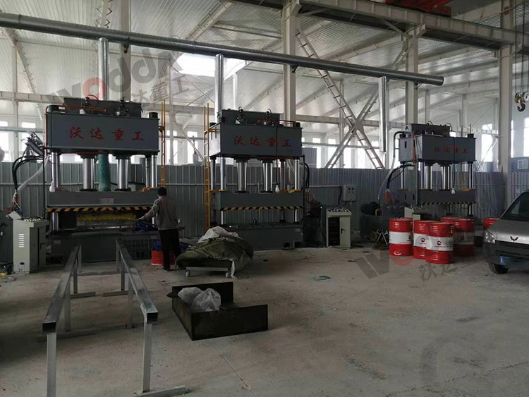 315噸復合漏糞板液壓機使用現場(chǎng)