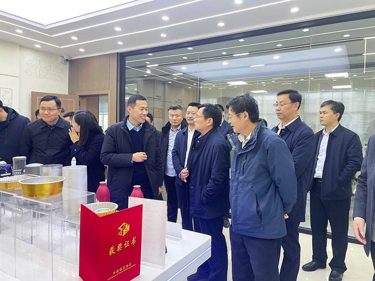 滕州市政協(xié)副主席董鴻洋聽(tīng)取沃達重工董事長(cháng)劉衛東項目推進(jìn)情況