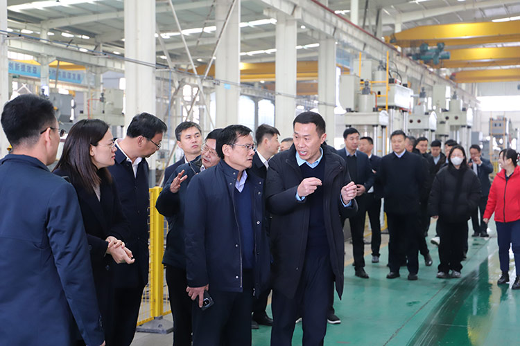 滕州市政協(xié)副主席董鴻洋聽(tīng)取沃達重工董事長(cháng)劉衛東項目推進(jìn)情況