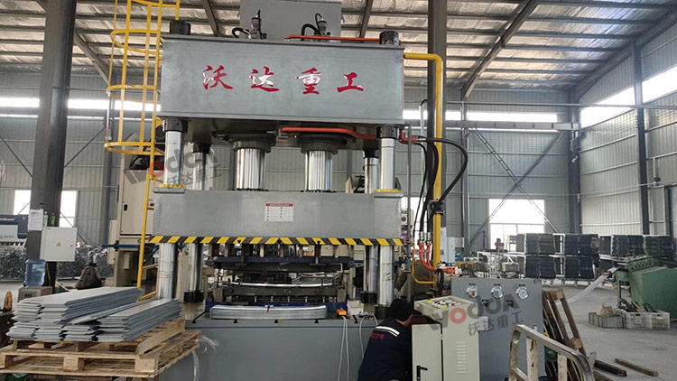 500噸汽車(chē)配件拉伸液壓機客戶(hù)現場(chǎng)