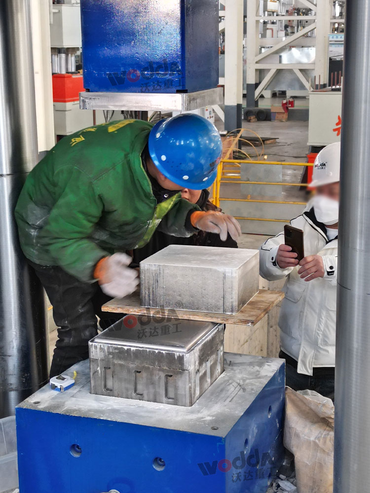 1000噸莫來(lái)石匣缽液壓機試機成功