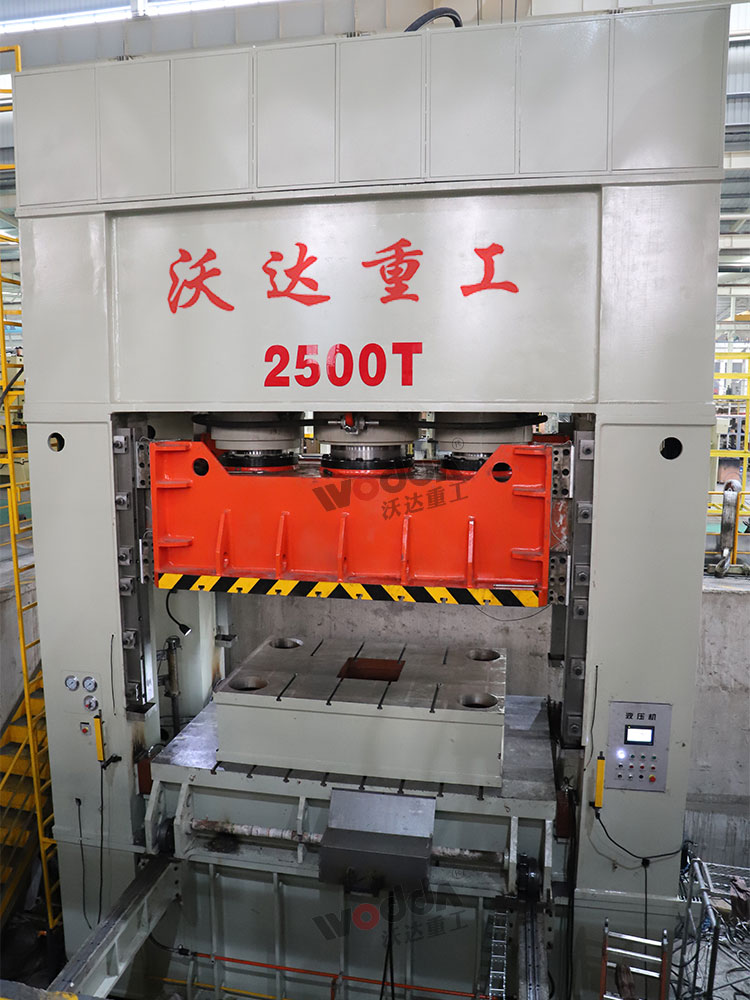 2500噸框架式液壓機車(chē)間調試