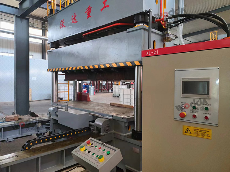 1200噸木屑壓板成型液壓機客戶(hù)現場(chǎng)