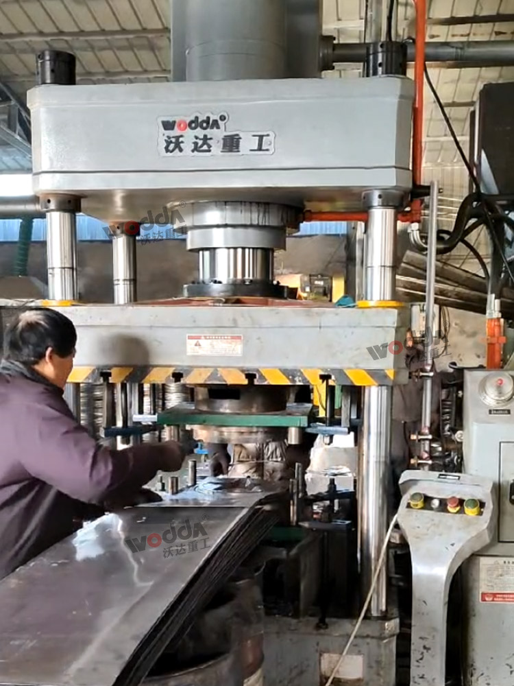200噸汽車(chē)零部件沖壓液壓機客戶(hù)現場(chǎng)