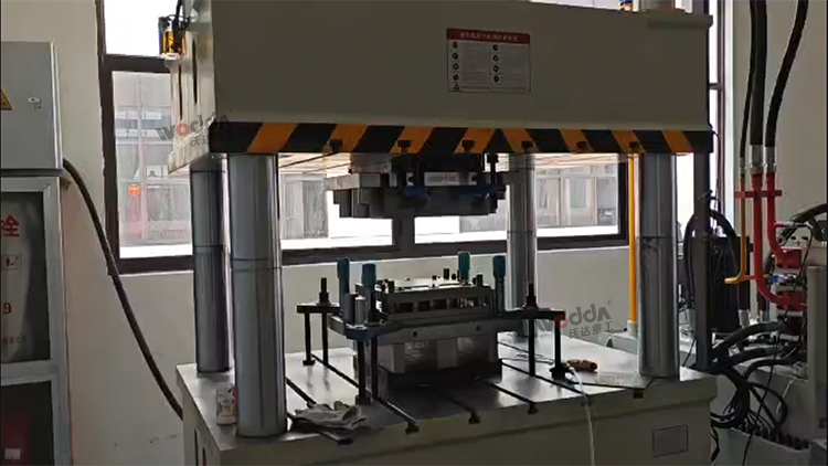 315噸四柱液壓機沖壓汽車(chē)配件