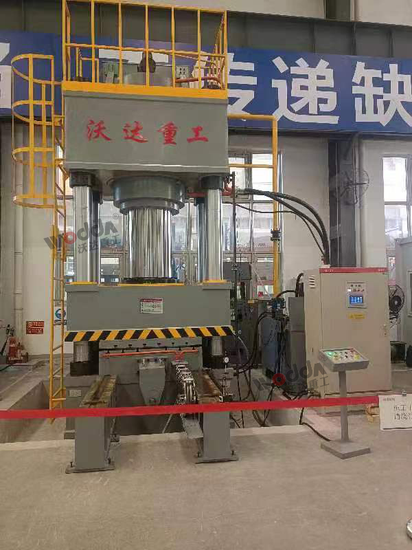 1000噸三梁四柱液壓機客戶(hù)現場(chǎng)