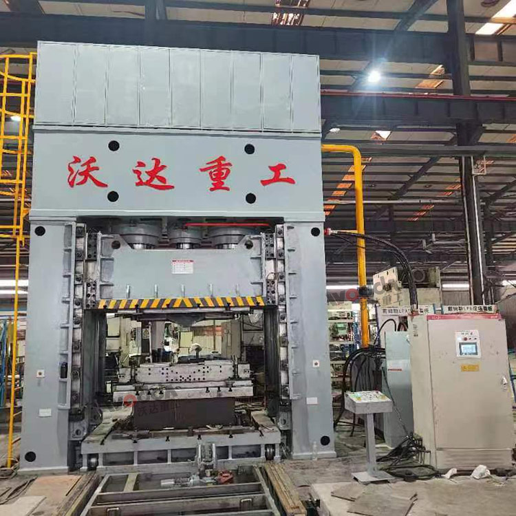 1250噸框架式液壓機客戶(hù)現場(chǎng)