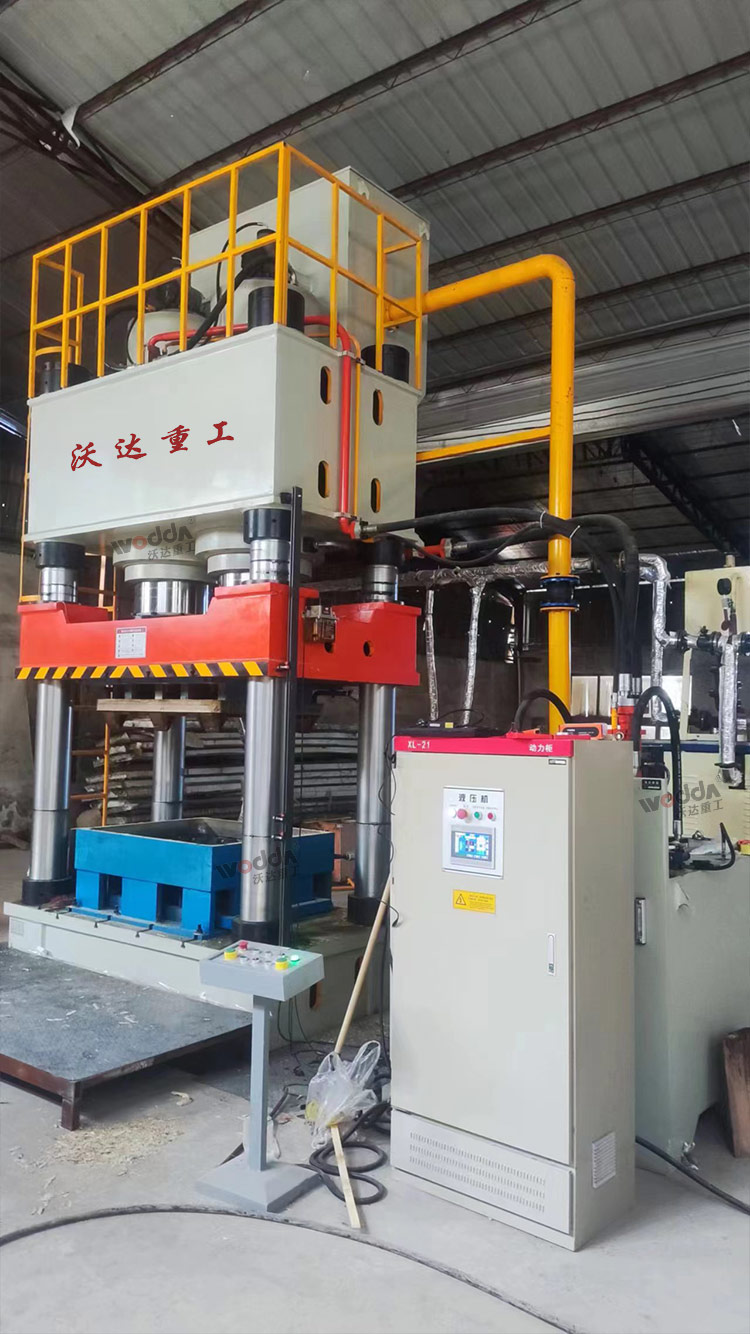 1250噸木屑托盤(pán)成型液壓機客戶(hù)現場(chǎng)