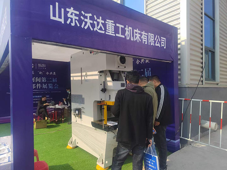 山東沃達重工機床有限公司蘇經(jīng)理為用戶(hù)介紹設備