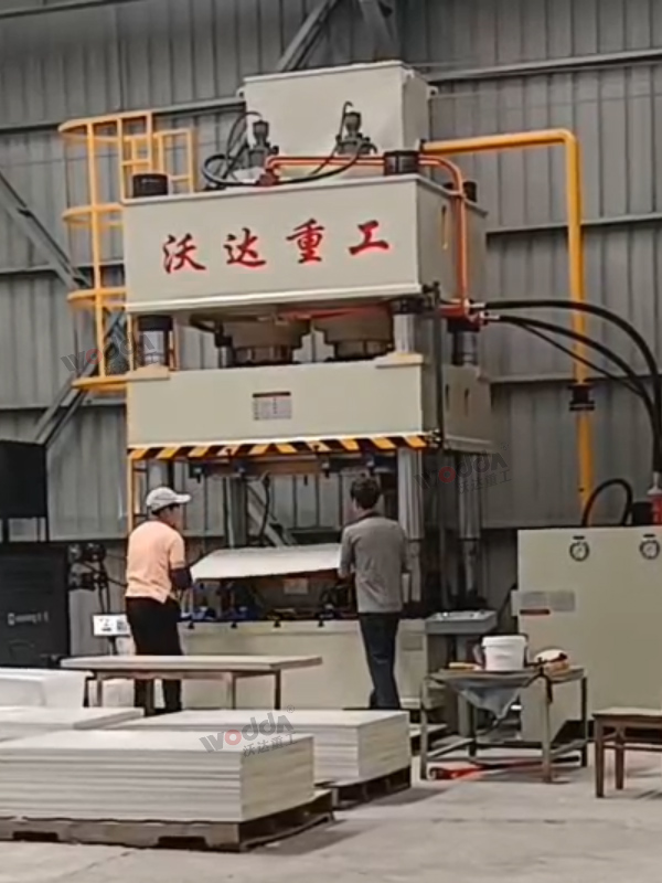630噸復合材料成型液壓機客戶(hù)現場(chǎng)