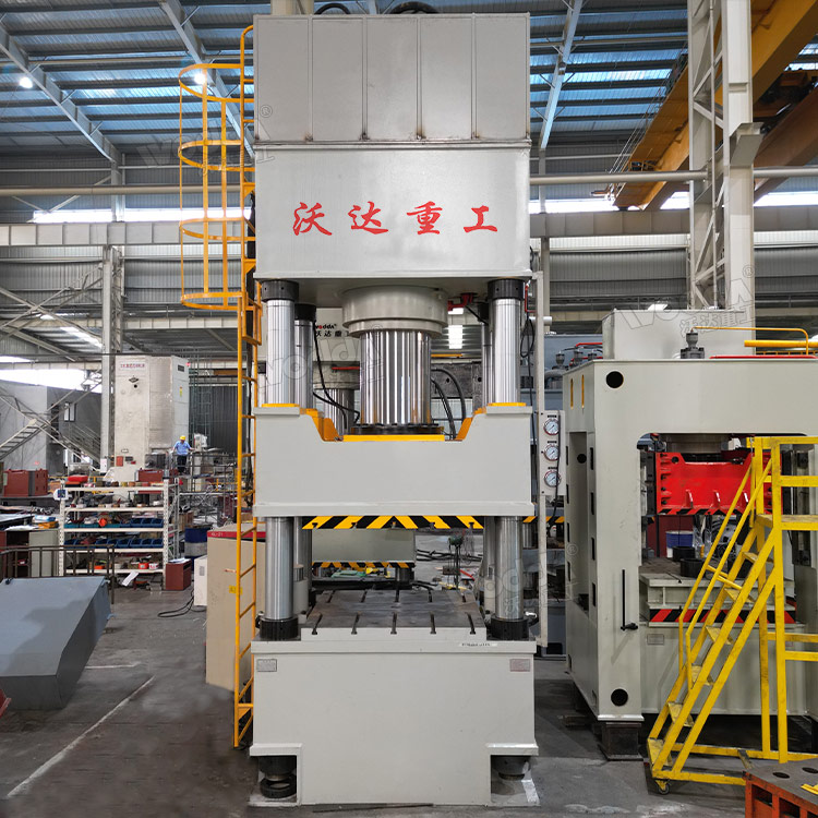 800噸冷擠壓成型液壓機車(chē)間實(shí)物