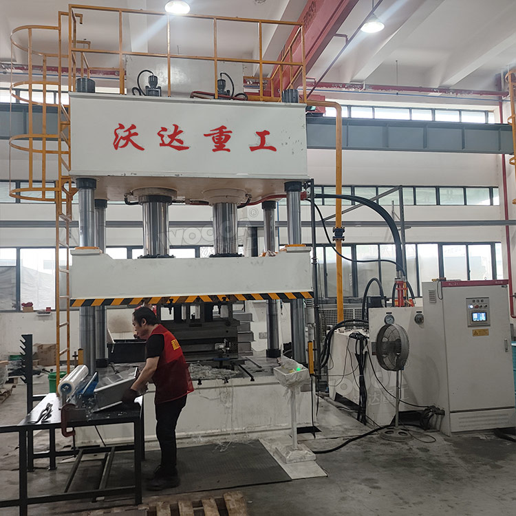 500噸不銹鋼水槽拉伸液壓機客戶(hù)現場(chǎng)