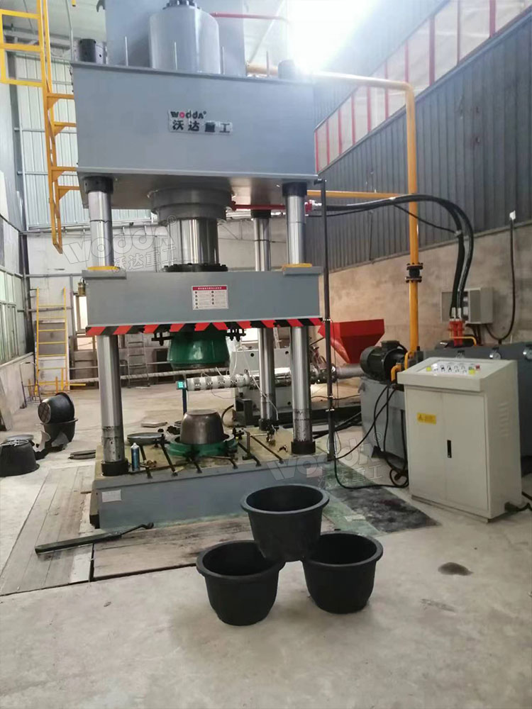 500噸熱壓塑料花盆成型液壓機客戶(hù)現場(chǎng)