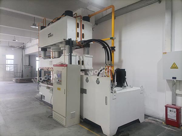 800噸液壓機現場