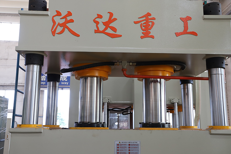 電動(dòng)車(chē)擋風(fēng)板液壓機