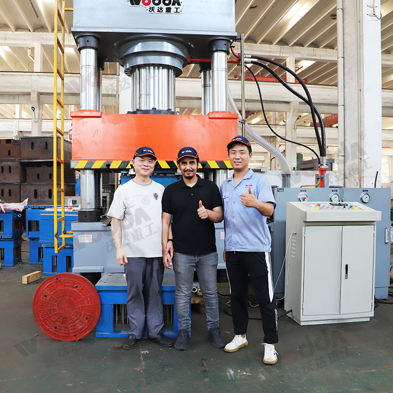 630噸BMC復合樹(shù)脂井蓋模壓成型液壓機