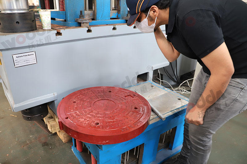 復合樹(shù)脂井蓋成型液壓機
